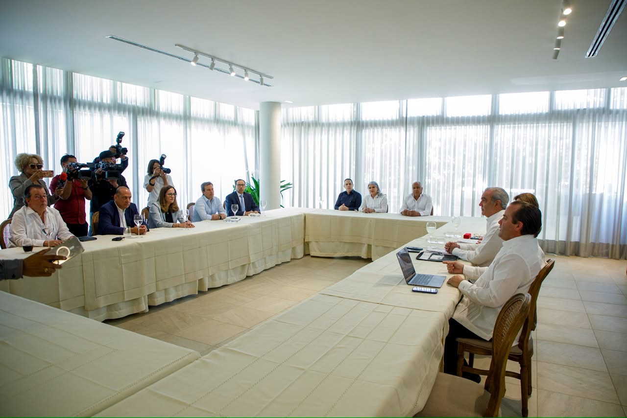 Presidente Abinader, en su segundo día de trabajo en Santiago, se reúne con APROCOVICI, AMAPROSAN y Compromiso Santiago