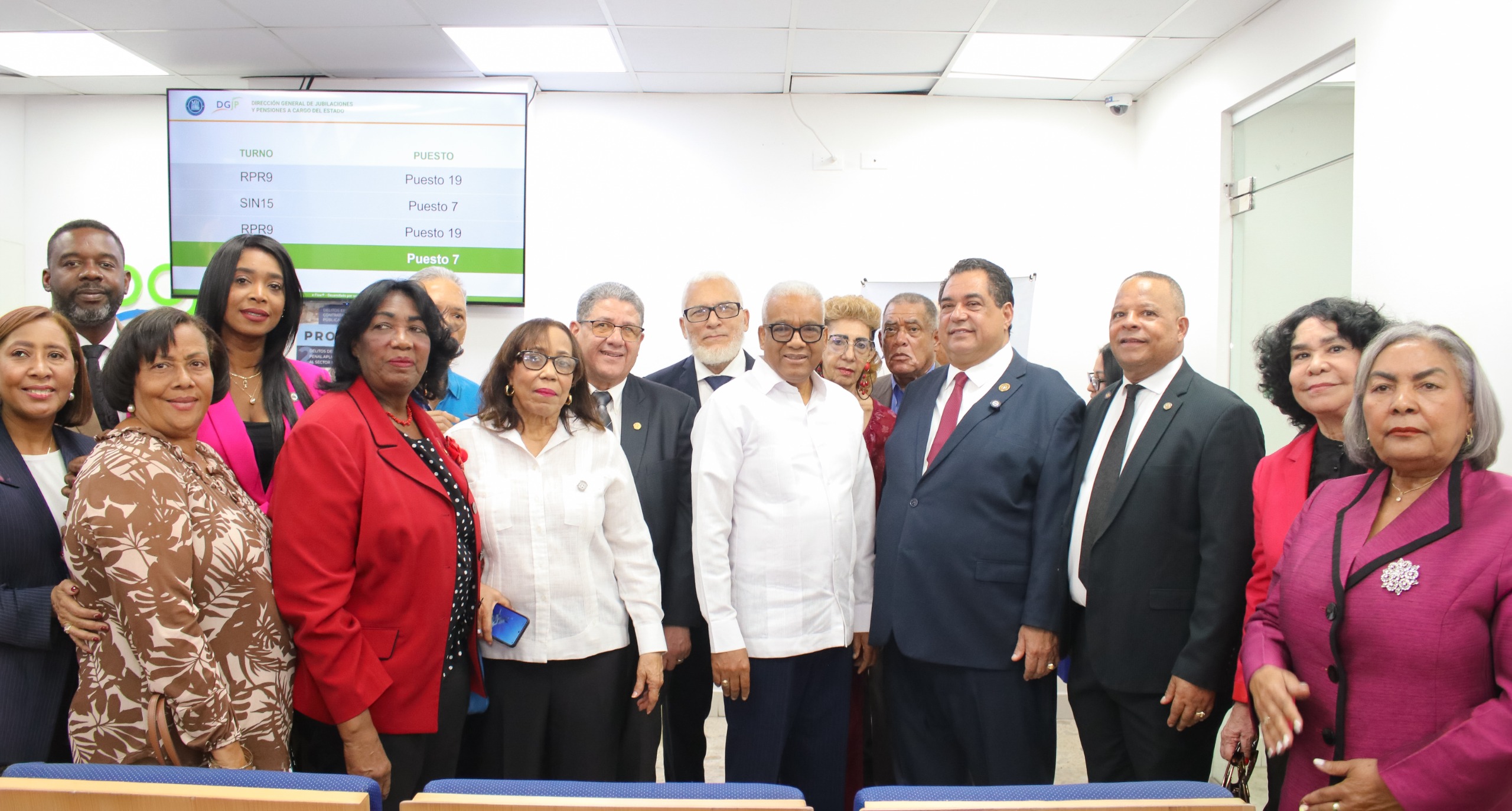 Gobierno otorga pensiones de RD$40,000 y seguro médico a notarios dominicanos
