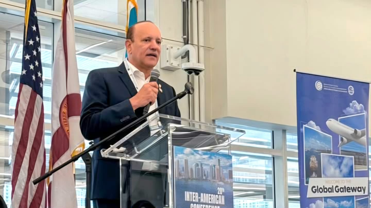 Ulises Rodríguez pone a Santiago en alto en Cumbre Interamericana de alcaldes en Miami.